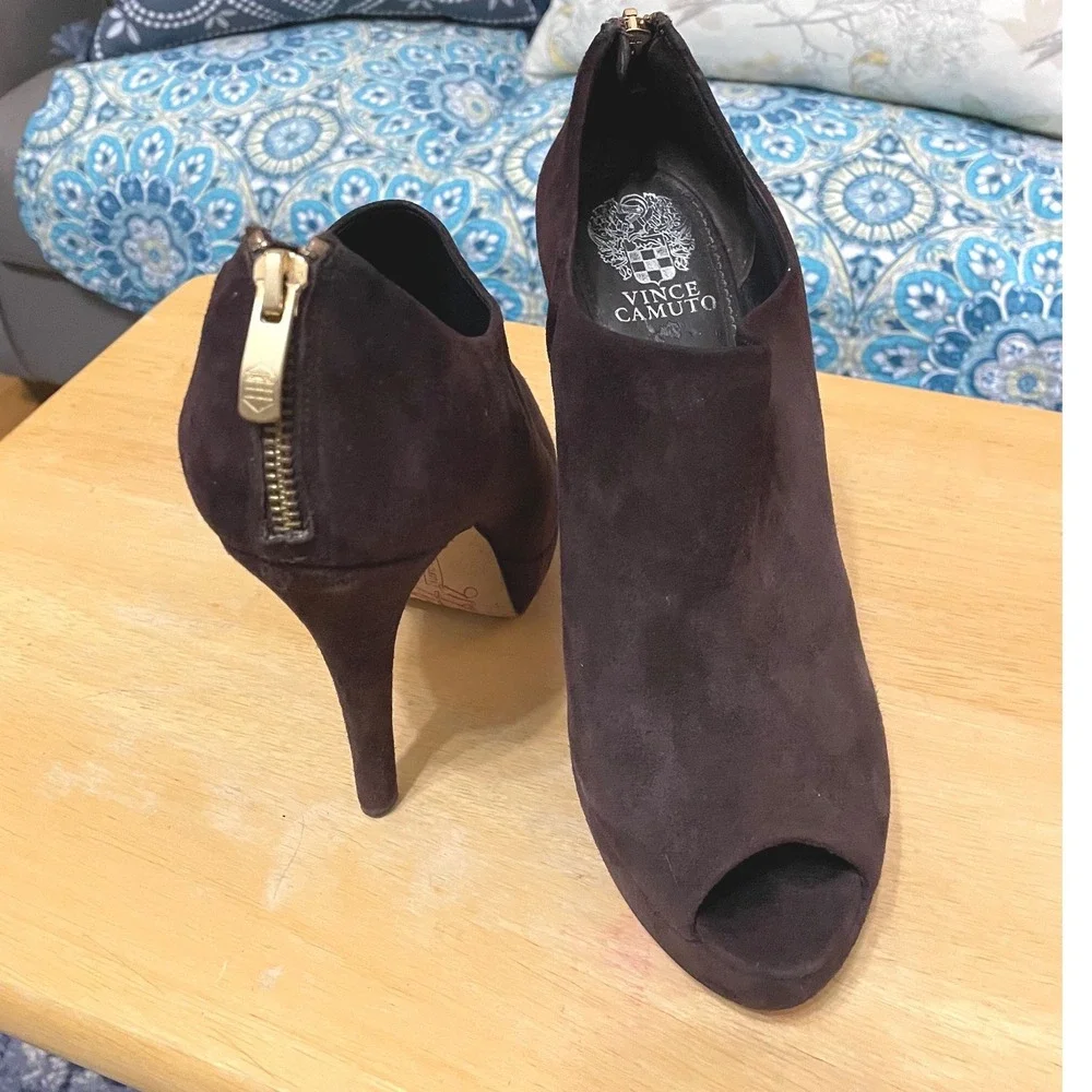 Vince Camuto Dark Brown Suede Peep Toe Platform Booties Gold Back Zip Heels 9B * - Picture 3 of 16